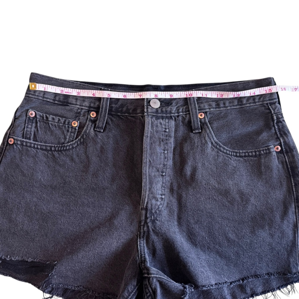 Levi's Women's 501 Original High Rise Shorts 2.5 In - Black Distressed Size 29 - Picture 8 of 12
